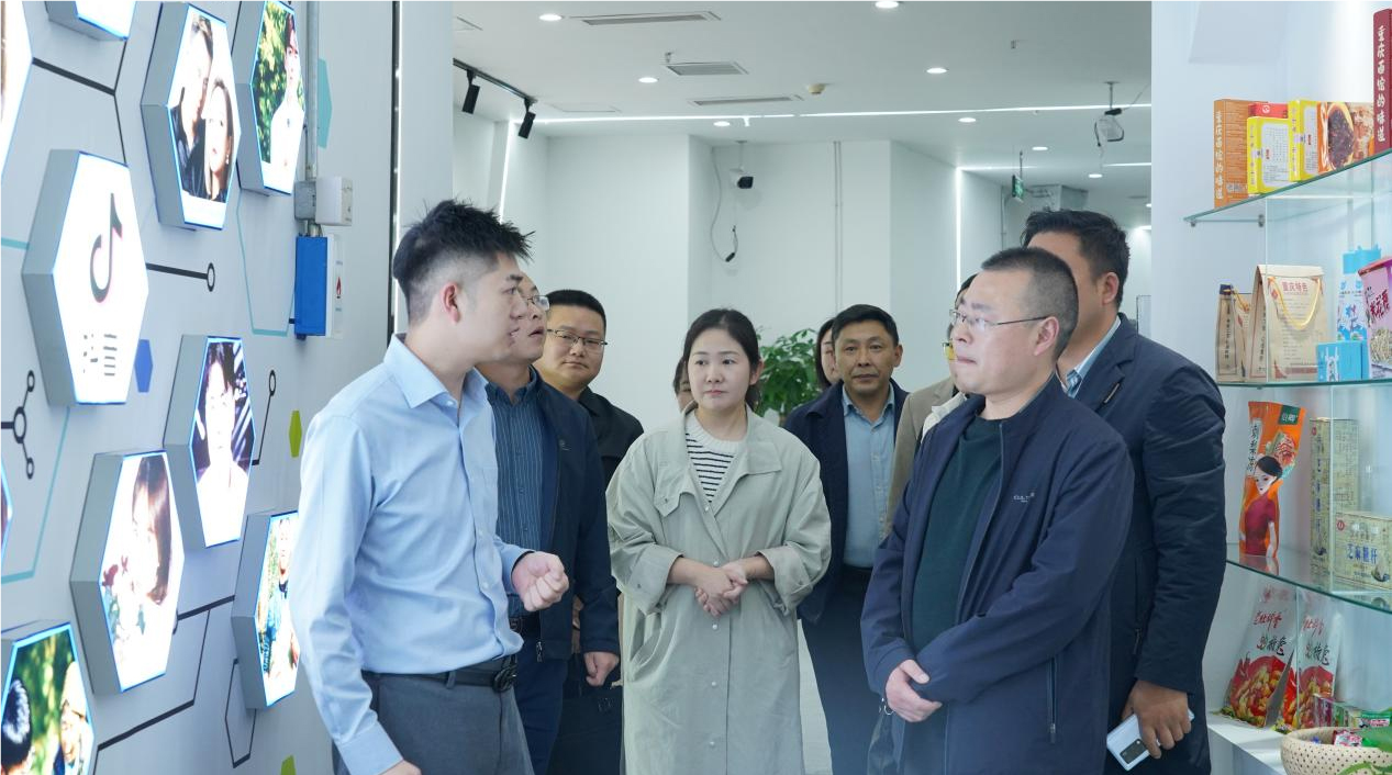 聚焦新時(shí)代電商助農(nóng)  重慶市九龍坡區(qū)二郎街道、城口縣東安鎮(zhèn)領(lǐng)導(dǎo)蒞臨余上鷗參觀調(diào)研