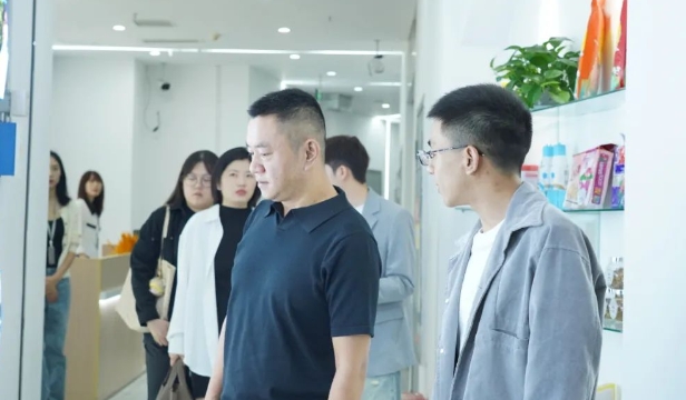 跟緊需求，精準(zhǔn)服務(wù)—四川美術(shù)學(xué)院參觀走訪余上鷗集團(tuán)