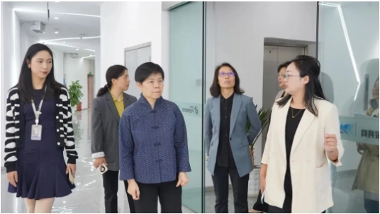 凝聚巾幗“她力量” 走訪企業(yè)“促發(fā)展”|重慶市婦聯(lián)黨組書記、主席彭燁一行參觀走訪余上鷗