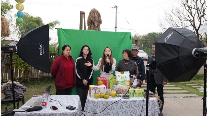 培育鄉(xiāng)土網(wǎng)紅·助力鄉(xiāng)村振興 | 余上鷗培訓(xùn)學(xué)院聯(lián)合區(qū)網(wǎng)信辦舉辦鄉(xiāng)土網(wǎng)紅實(shí)訓(xùn)活動(dòng)