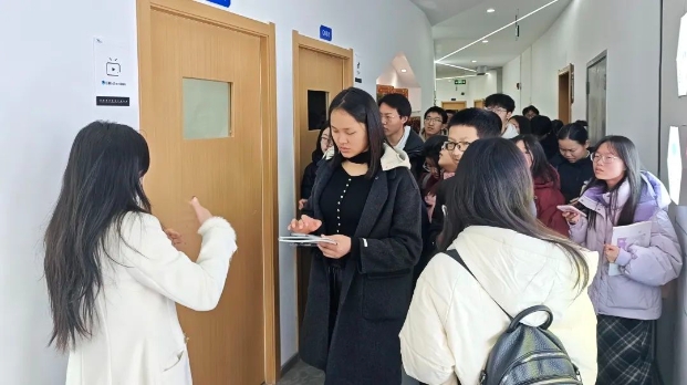 校企“零距離” | 川外學(xué)生到余上鷗參觀學(xué)習(xí)